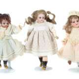 3 Stuben-Puppen um 1900/20, Bisquit-Kurbelköpfe, M… - Foto 1