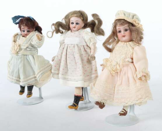 3 Stuben-Puppen um 1900/20, Bisquit-Kurbelköpfe, M… - Foto 2