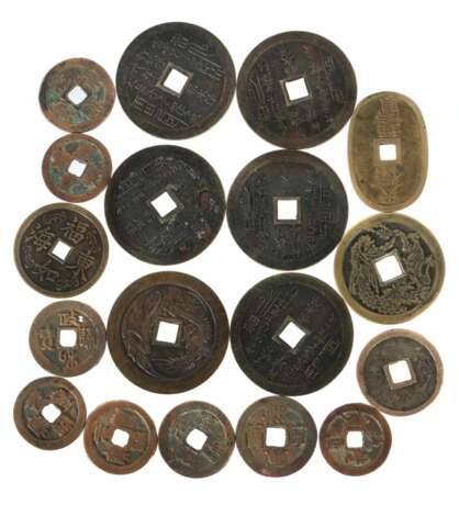 Diverse Münzen China/Japan, Bronze u. a., 18-tlg.… - фото 1