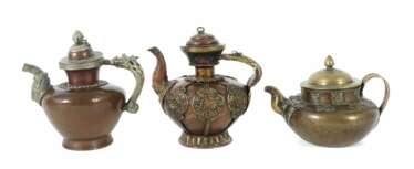 3 Teekannen Tibet, Kupfer/Messing u. a., je bauchi…