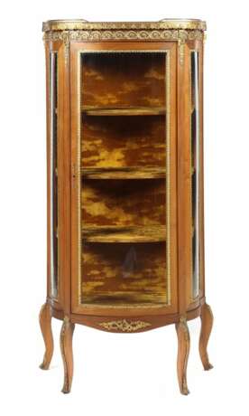 Pfeilervitrine im Louis XV-Stil um 1920, Mahagoni,… - фото 1