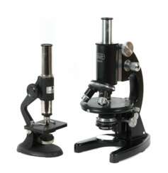 2 variierende Tischmikroskope Zeiss Winkel, num. 8…