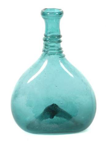 Fadenglas-Flasche wohl 18. Jh., türkis eingefärbte… - фото 1