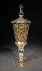 Deckelpokal Um 1800, farbloses Glas mit Goldradier…