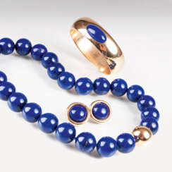 Lapislazuli-Schmuckset mit Collier, Ohrringen und Armreif.