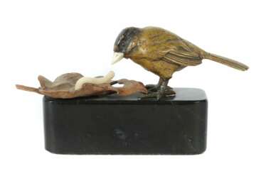 Meise mit Wurm Wiener Bronze, um 1900, der Vogel a…