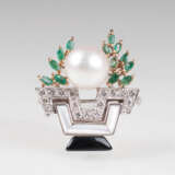 Smaragd-Perlen-Brillant-Brosche im Art Déco Stil. - photo 1