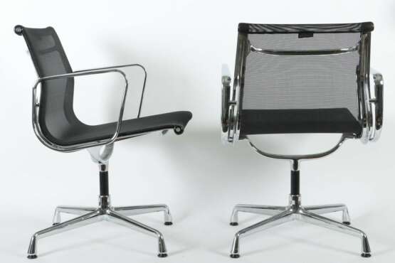Eames, Ray & Charles 2 Alu Chaires EA 105 mit Arml… - photo 2