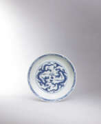 Период Хунчжи. A VERY RARE AND EXCEPTIONAL BLUE AND WHITE ‘DRAGON’ DISH