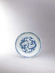 A VERY RARE AND EXCEPTIONAL BLUE AND WHITE ‘DRAGON’ DISH