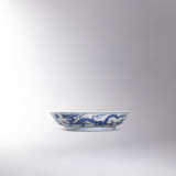 A VERY RARE AND EXCEPTIONAL BLUE AND WHITE ‘DRAGON’ DISH - photo 2