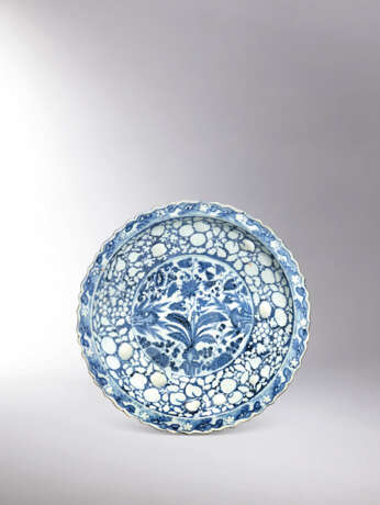 AN IMPORTANT AND EXTREMELY RARE BLUE AND WHITE MOULDED ‘PLANTAIN TREE’ BARBED-RIM CHARGER - фото 1