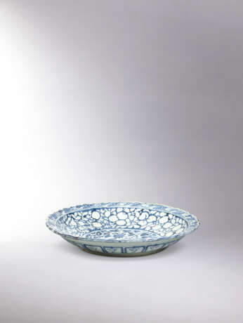 AN IMPORTANT AND EXTREMELY RARE BLUE AND WHITE MOULDED ‘PLANTAIN TREE’ BARBED-RIM CHARGER - photo 2