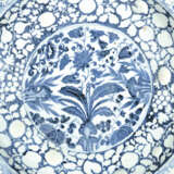 AN IMPORTANT AND EXTREMELY RARE BLUE AND WHITE MOULDED ‘PLANTAIN TREE’ BARBED-RIM CHARGER - photo 3