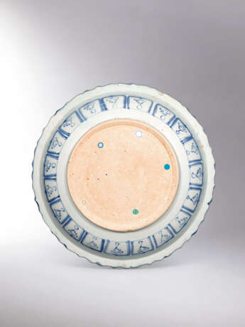 AN IMPORTANT AND EXTREMELY RARE BLUE AND WHITE MOULDED ‘PLANTAIN TREE’ BARBED-RIM CHARGER - Foto 4