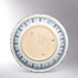 AN IMPORTANT AND EXTREMELY RARE BLUE AND WHITE MOULDED ‘PLANTAIN TREE’ BARBED-RIM CHARGER - фото 4