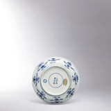 A VERY RARE BLUE AND WHITE ‘HEHE ERXIAN’ DISH - Foto 2