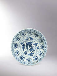 A FINE AND MAGNIFICENT BLUE AND WHITE ‘GRAPES’ BARBED-RIM CHARGER