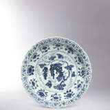A FINE AND MAGNIFICENT BLUE AND WHITE ‘GRAPES’ BARBED-RIM CHARGER - Foto 1