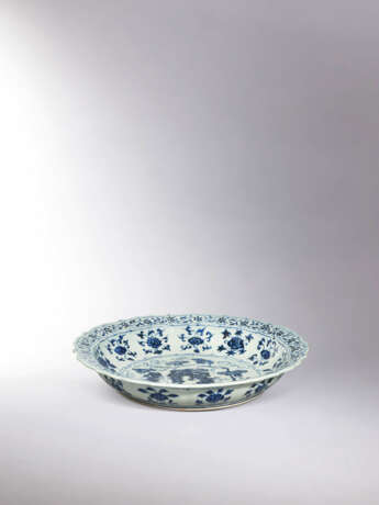 A FINE AND MAGNIFICENT BLUE AND WHITE ‘GRAPES’ BARBED-RIM CHARGER - photo 2