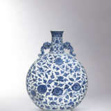 A FINE MAGNIFICENT AND EXCEEDINGLY RARE BLUE AND WHITE ‘FLOWERS OF THE FOUR SEASONS’ MOONFLASK - фото 1