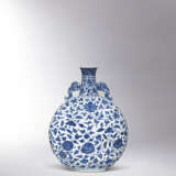 A FINE MAGNIFICENT AND EXCEEDINGLY RARE BLUE AND WHITE ‘FLOWERS OF THE FOUR SEASONS’ MOONFLASK - photo 2