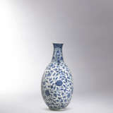 A FINE MAGNIFICENT AND EXCEEDINGLY RARE BLUE AND WHITE ‘FLOWERS OF THE FOUR SEASONS’ MOONFLASK - Foto 3