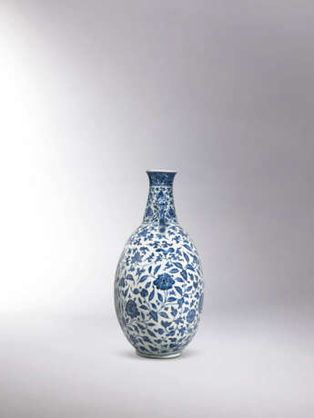 A FINE MAGNIFICENT AND EXCEEDINGLY RARE BLUE AND WHITE ‘FLOWERS OF THE FOUR SEASONS’ MOONFLASK - Foto 3