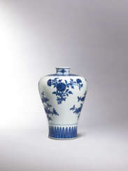 A SUPERBLY PAINTED BLUE AND WHITE ‘FLOWER AND FRUIT SPRAY’ MEIPING