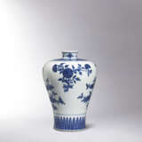 A SUPERBLY PAINTED BLUE AND WHITE ‘FLOWER AND FRUIT SPRAY’ MEIPING - фото 1