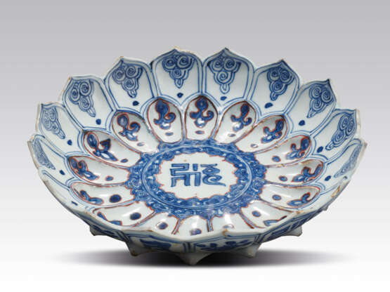 A VERY RARE BLUE AND WHITE AND IRON-RED MOULDED ‘LOTUS’ DISH - фото 2