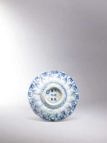 A VERY RARE BLUE AND WHITE AND IRON-RED MOULDED ‘LOTUS’ DISH - photo 3