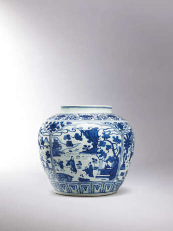 AN IMPRESSIVE AND FINELY PAINTED LARGE BLUE AND WHITE ‘FOUR SCHOLARLY PURSUITS’ JAR - photo 2