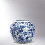 AN IMPRESSIVE AND FINELY PAINTED LARGE BLUE AND WHITE ‘FOUR SCHOLARLY PURSUITS’ JAR - фото 3
