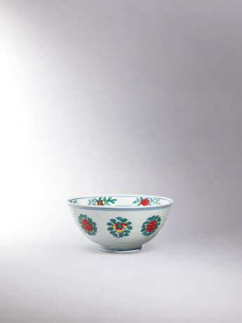 A RARE AND FINELY PAINTED DOUCAI ‘FRUIT AND FLOWER’ BOWL - фото 1