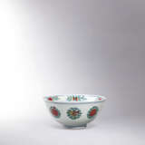 A RARE AND FINELY PAINTED DOUCAI ‘FRUIT AND FLOWER’ BOWL - Foto 2
