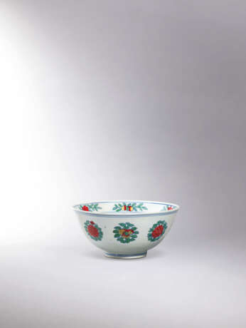 A RARE AND FINELY PAINTED DOUCAI ‘FRUIT AND FLOWER’ BOWL - photo 2