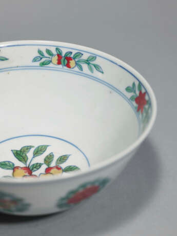 A RARE AND FINELY PAINTED DOUCAI ‘FRUIT AND FLOWER’ BOWL - Foto 4
