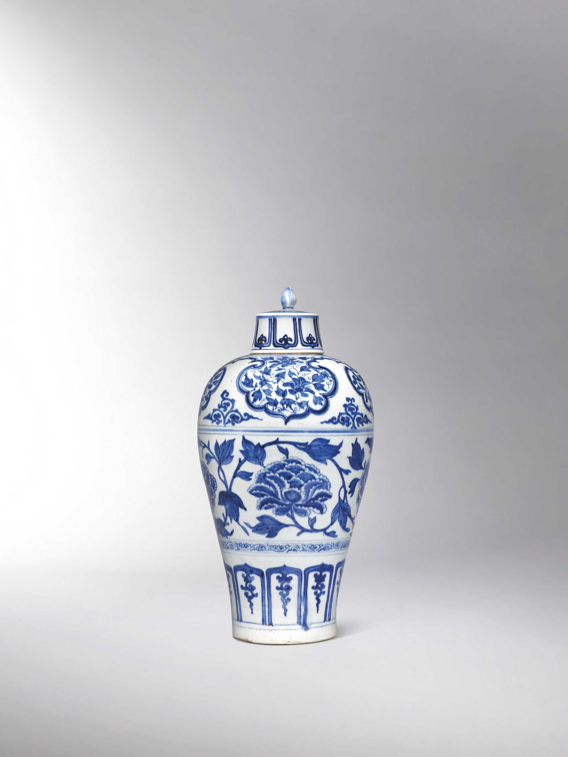 A FINE MAGNIFICENT AND EXCEPTIONAL BLUE AND WHITE ‘PEONY SCROLL’ MEIPING AND COVER