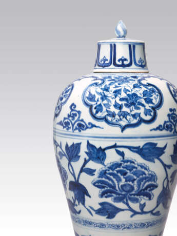 A FINE MAGNIFICENT AND EXCEPTIONAL BLUE AND WHITE ‘PEONY SCROLL’ MEIPING AND COVER - photo 3