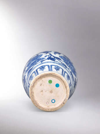 A FINE MAGNIFICENT AND EXCEPTIONAL BLUE AND WHITE ‘PEONY SCROLL’ MEIPING AND COVER - Foto 5