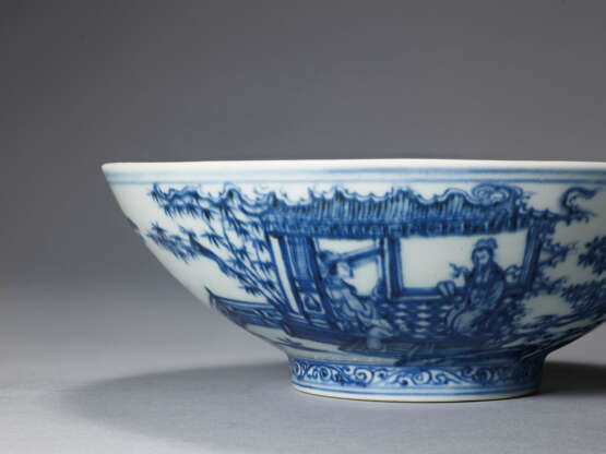 AN EXCEEDINGLY RARE AND OUTSTANDING BLUE AND WHITE ‘LADIES IN GARDEN’ BOWL - photo 4