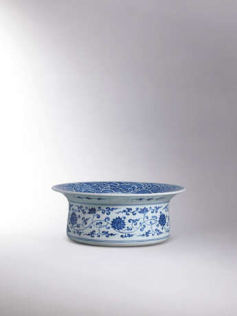 A FINE AND EXCEEDINGLY RARE LARGE BLUE AND WHITE ‘FLORAL SCROLL’ BASIN - Foto 1