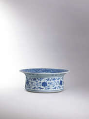 A FINE AND EXCEEDINGLY RARE LARGE BLUE AND WHITE ‘FLORAL SCROLL’ BASIN