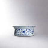 A FINE AND EXCEEDINGLY RARE LARGE BLUE AND WHITE ‘FLORAL SCROLL’ BASIN - Foto 2