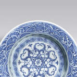 A FINE AND EXCEEDINGLY RARE LARGE BLUE AND WHITE ‘FLORAL SCROLL’ BASIN - photo 3