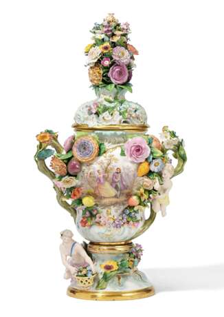 LARGE POTOURRI-VASE & BASE WITH APPLIED BLOSSOMS AND GALLANTERY - Foto 1