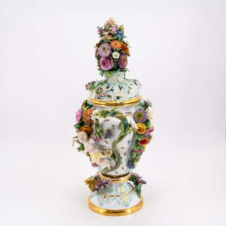 LARGE POTOURRI-VASE & BASE WITH APPLIED BLOSSOMS AND GALLANTERY - Foto 2