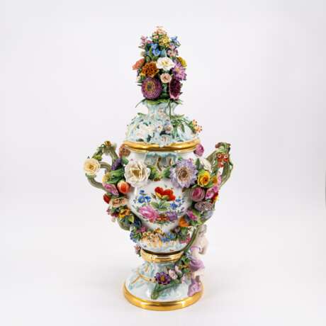 LARGE POTOURRI-VASE & BASE WITH APPLIED BLOSSOMS AND GALLANTERY - photo 3