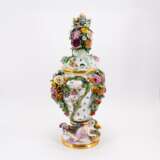 LARGE POTOURRI-VASE & BASE WITH APPLIED BLOSSOMS AND GALLANTERY - Foto 4